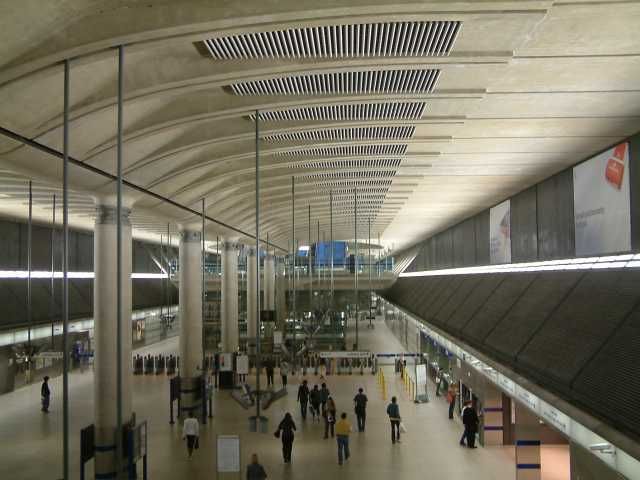 File:Canary Wharf concourse and concourse roof.jpg