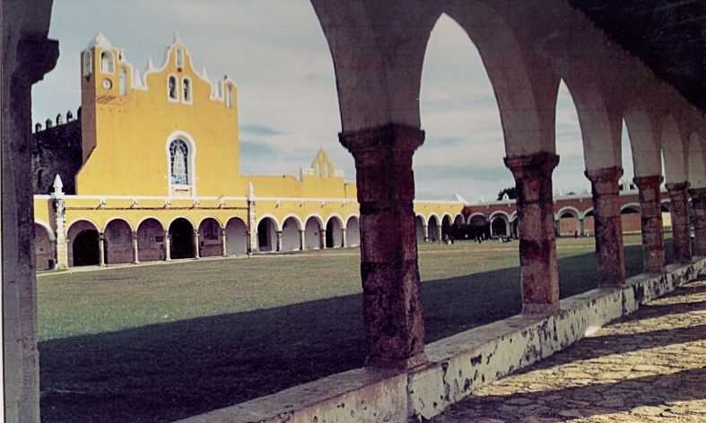 File:ConventodeIzamalYucatan.jpg