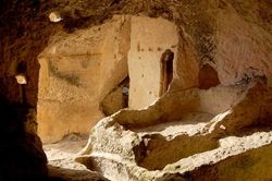 File:Cueva-iglesia de Santorkaria 250 px.jpg