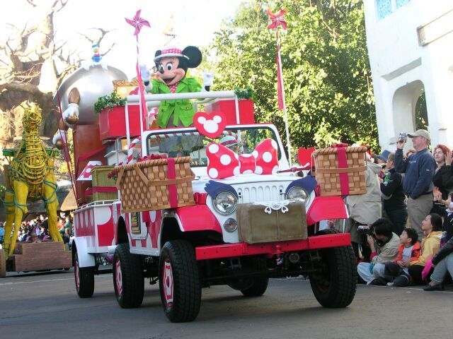 File:Parade at Walt Disney World.jpg