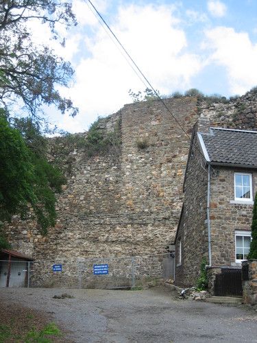 File:Ruines château-fort Dalhem.jpg