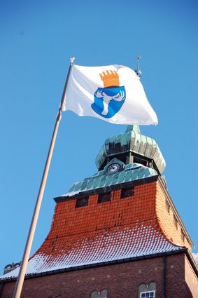 File:Stadsvapensflagga framför Östersunds rådhus.jpg