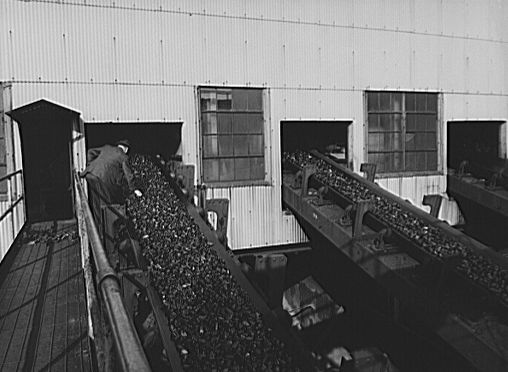 File:Supervisorinspectscoalbreakercoal stnicholasbreaker.jpg