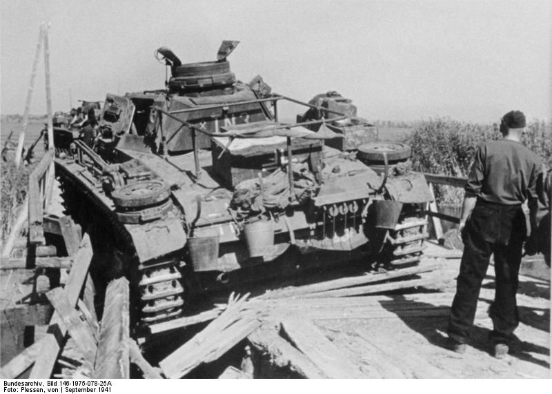 File:Bundesarchiv Bild 146-1975-078-25A, Schwerer deutscher Panzerkampfwagen.jpg