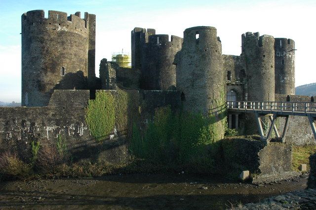 File:Caerphilly Castle - geograph.org.uk - 1085811.jpg