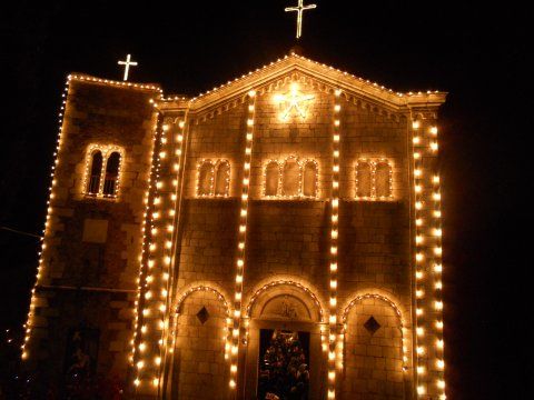 File:Chiesa Retignano illuminata, Pasqua 2014.jpg