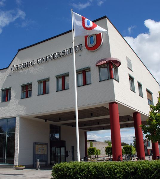 File:Entréhuset Örebro universitet.jpg