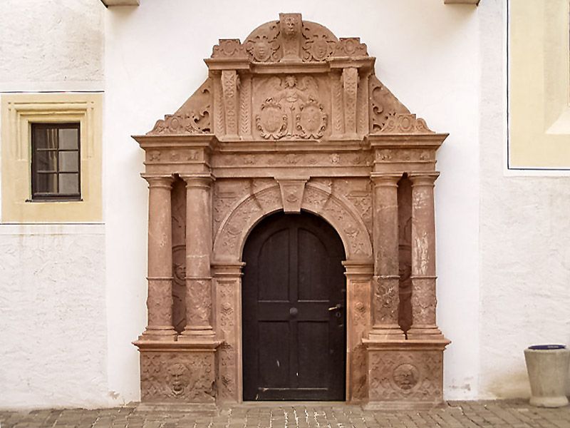 File:Entrance of Colditz Castle chapel b.jpg