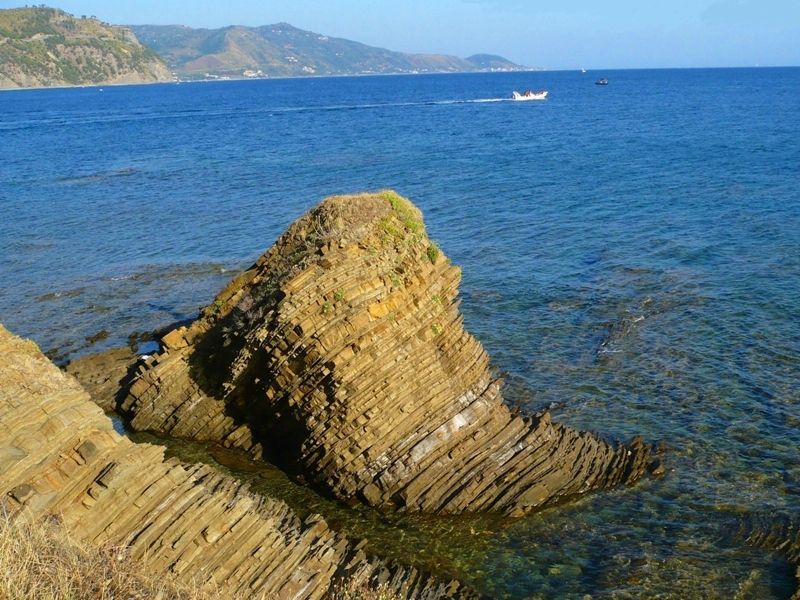 File:Flysch del Cilento a Licosa (Castellabate).jpg