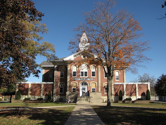 File:HowardCountyCourthouseCrescoIowa.jpg