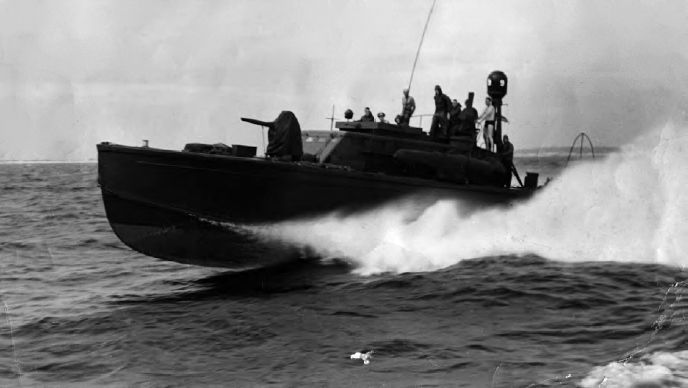 File:PT boat underway near Midway c1942.JPG