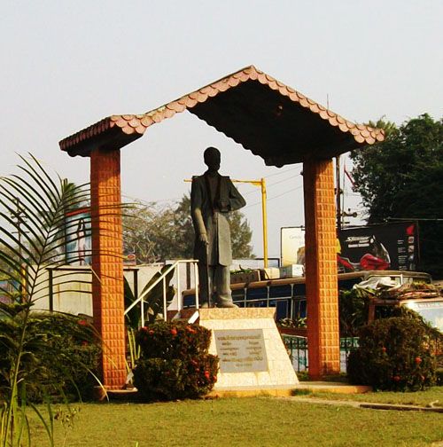 File:Statue of Fakir Mohan Senapati.JPG