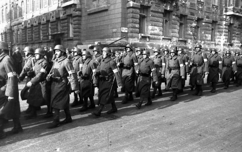 File:Bundesarchiv Bild 101I-680-8283A-13A, Budapest, marschierende Pfeilkreuzler.jpg