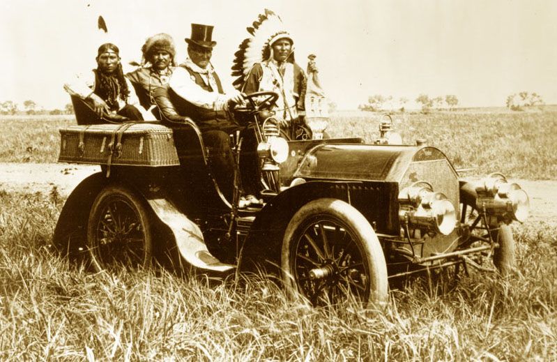 File:Geronimo in a 1905 Locomobile Model C.jpg