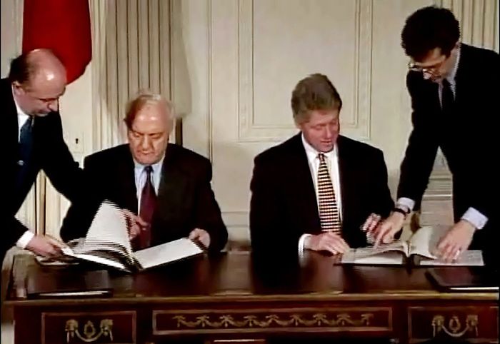 File:Shevardnadze and Clinton Sign an Investment Treaty.jpg