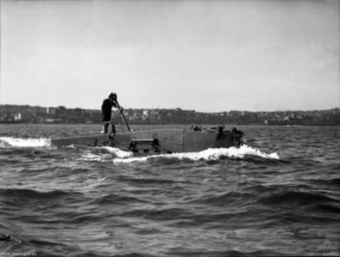 File:Submarine XE4 at Sydney 1945.jpg