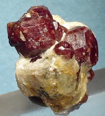 File:Almandine-139300.jpg