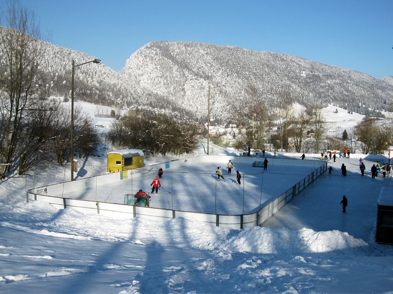 File:Patinoire de Court - Hiver 2012.jpg