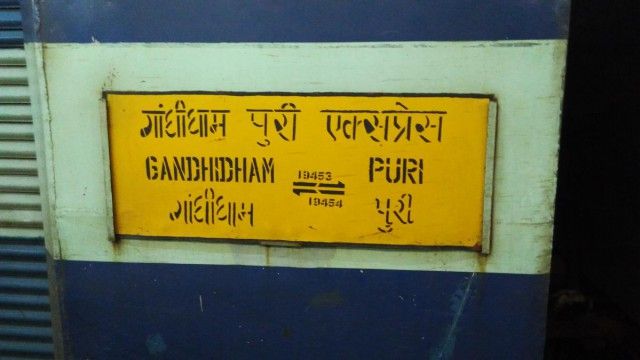 File:Puri-Gandhidham Express (19454).jpg