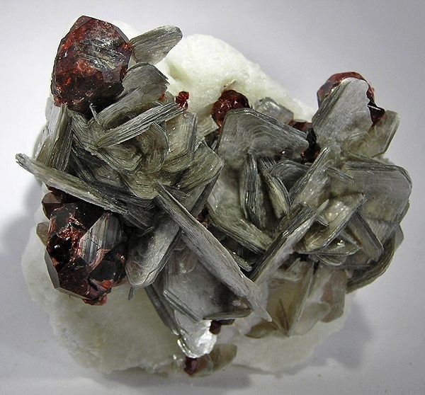 File:Spessartine-Muscovite-Albite-172359.jpg