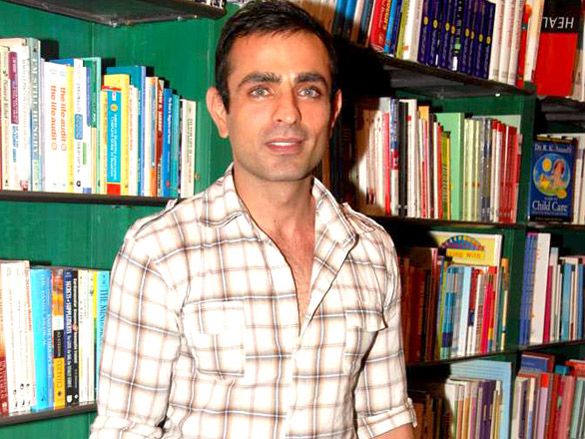 File:Actor Mayank Anand's book reading.jpg