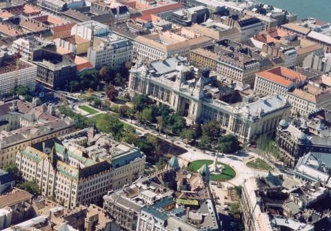 File:Budapest, Szabadság tér légifotó.jpg