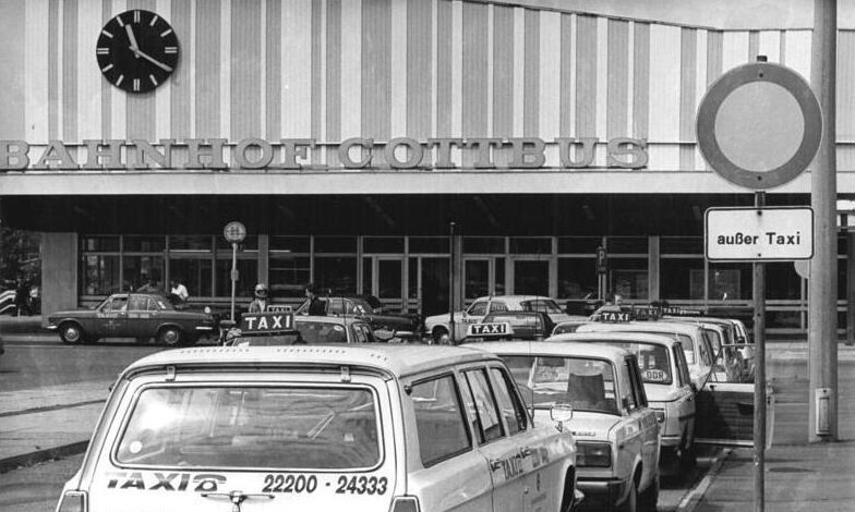 File:Bundesarchiv Bild 183-1990-0705-013, Cottbus, Bahnhof, Taxis.jpg