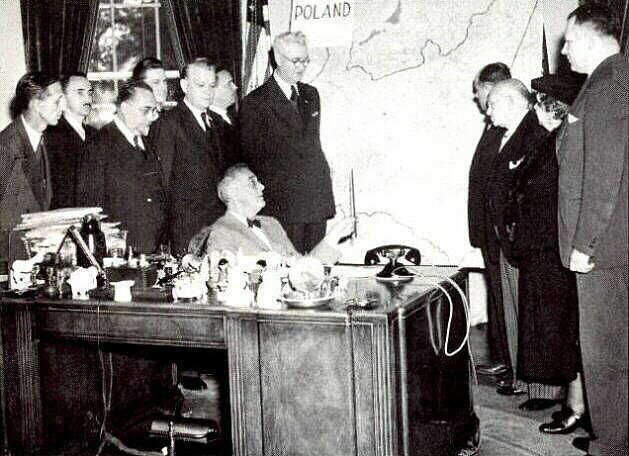 File:FDR showing map to Polish American Congress.jpg