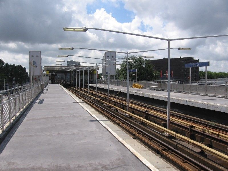 File:Metrostation Rijnhaven (perron).jpg