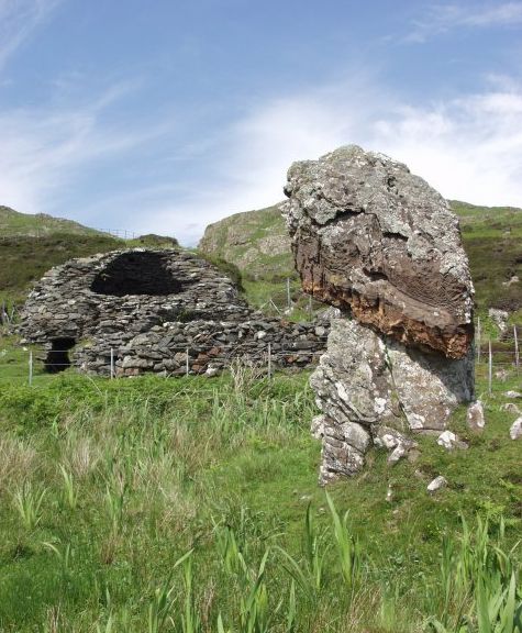 File:Eileach an Naoimh Monk's cell.jpg