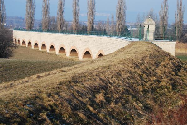 File:GuentherZ 2009-01-10 0003 Aquaedukt Leobersdorf.jpg