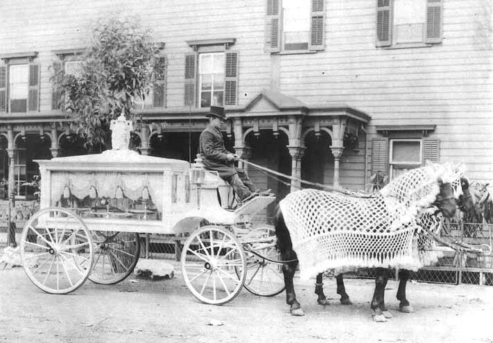 File:Horse-drawn funeral hearse 1900.jpg