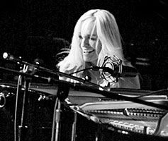 File:Lisa-Hilton-Live-BW.jpg