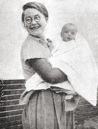 File:Liselotte Herrmann+ son.jpg