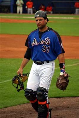 File:Mike Piazza spring of 2004.jpg