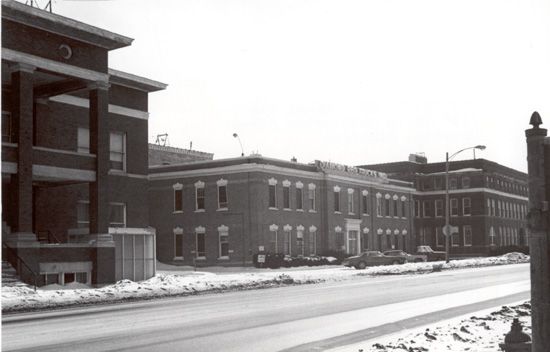 File:Reo clubhouse factory engineering 1977.jpg