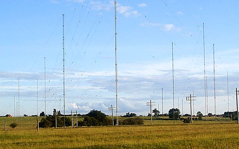 File:Rugby radio masts.jpg