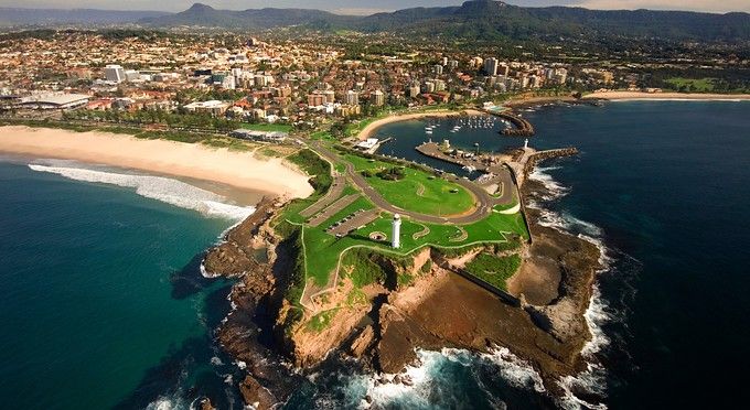 File:Wollongong Lighthouse and Coastline.jpg