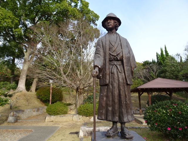 File:Bronze statue of Kōsuke Kindaichi.jpg