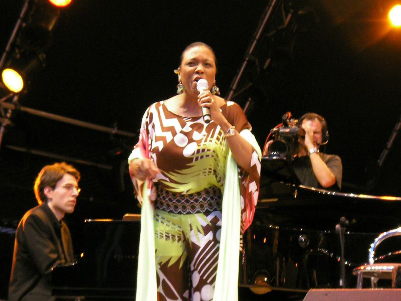 File:Dee dee bridgewater.jpg