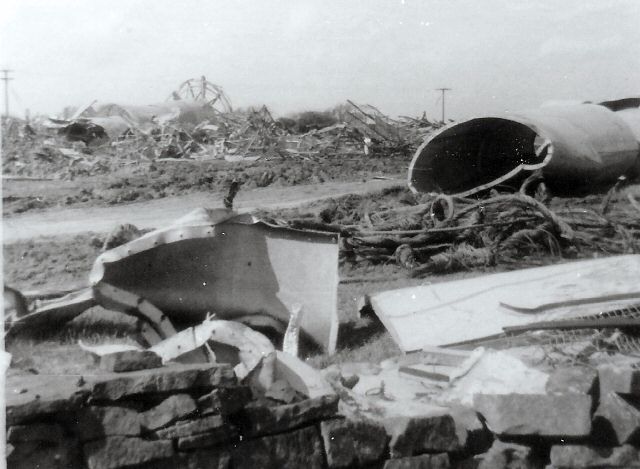 File:Emley Moor Mast Wreckage.jpg