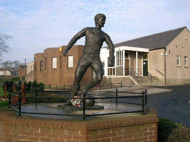 File:Jim Baxter statue Hill Of Beath.jpg