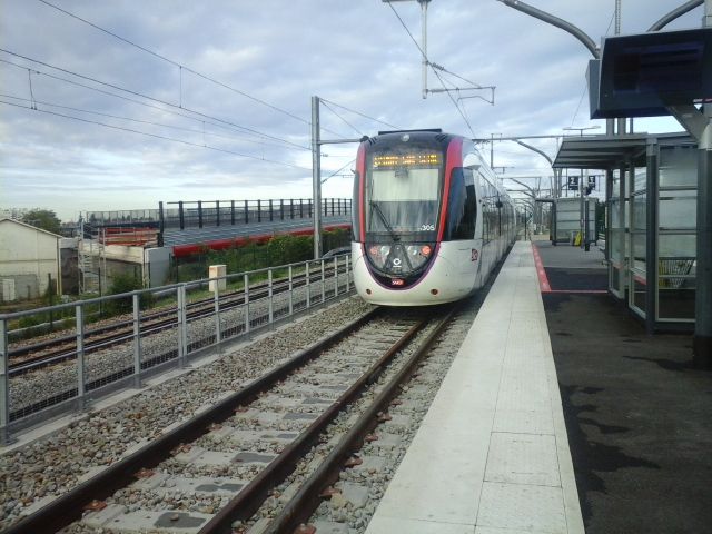 File:PierrefitteStainsTramTrain2.jpg