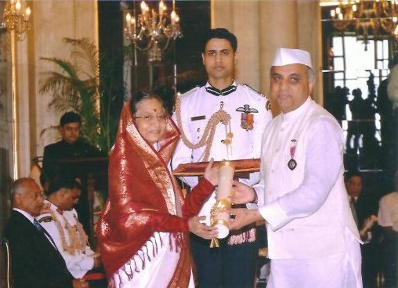 File:S p Varma receiving Padmashree award.jpg