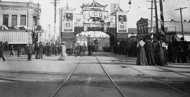 File:Arch in Vancouver’s Chinatown, 1901 (4574232289).jpg