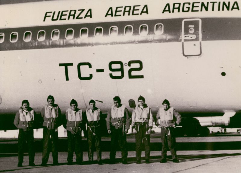 File:Argentine Boeing 707 crew.jpg