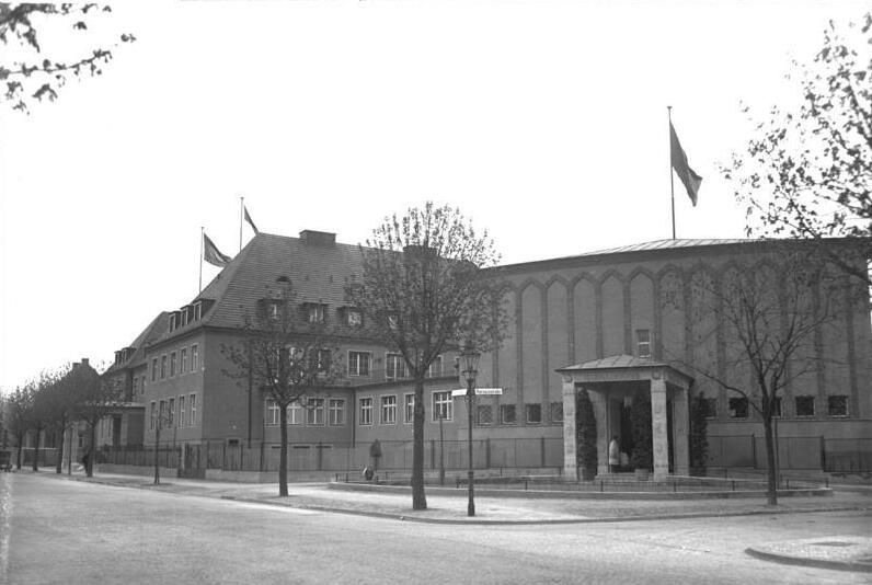 File:Bundesarchiv Bild 102-07736, Berlin, Harnack-Haus.jpg