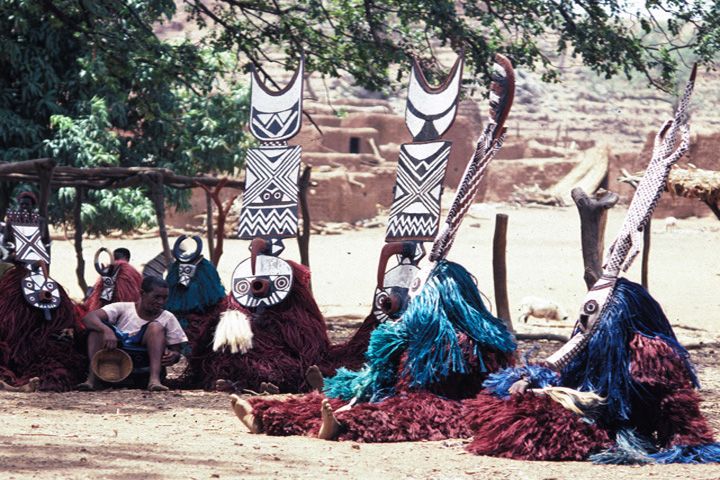 File:Bwa masks, village of Dossi, 1985 2.jpg