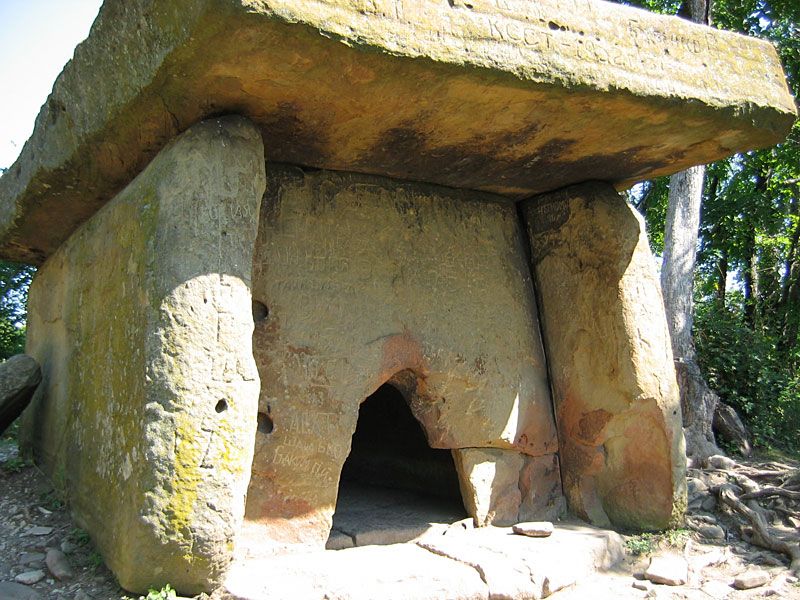 File:Dolmen Russia Kavkaz Doguab 1.jpg