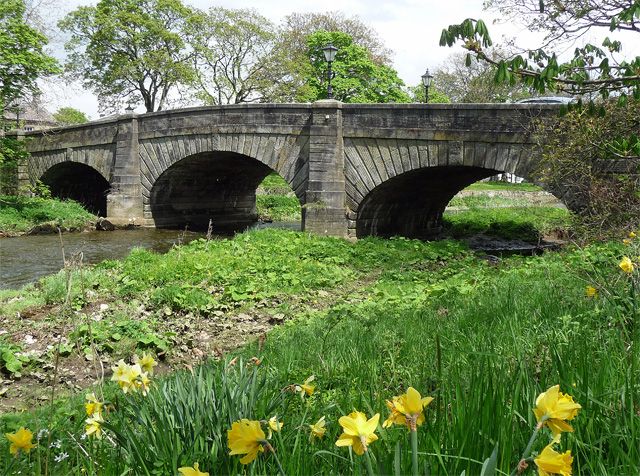 File:Bridge, Gargrave - geograph.org.uk - 4927699.jpg